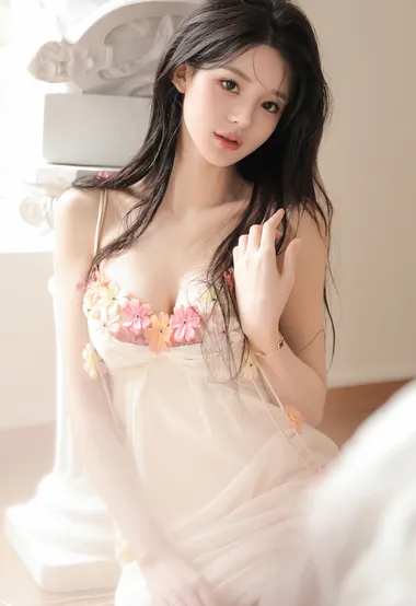 温婉可人气质美女，米白色吊带睡裙，居家木地板上柔美浪漫写真图集-iPhone17-1