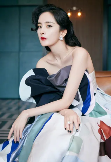 杨幂性感港风发型搭配花色大礼服优雅写真大片