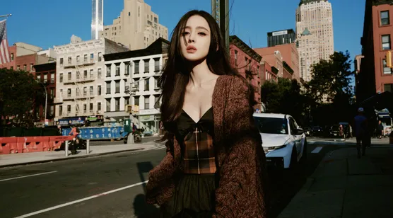 古力娜扎纽约街头时尚穿搭美拍超高清写真壁纸图片-iPhone17-1