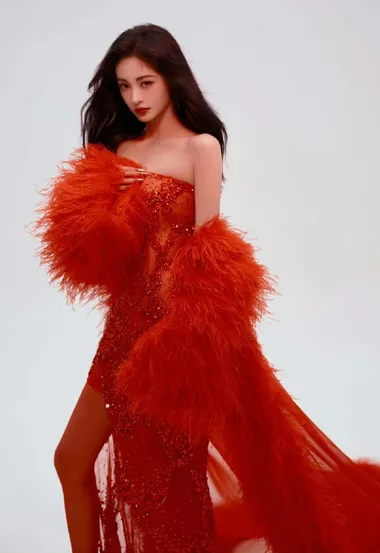周洁琼新年中国红魅力裙装穿着美丽优雅写真图集