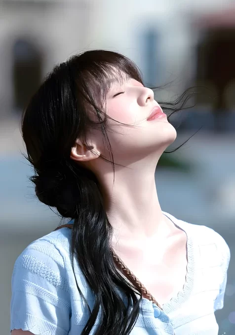 闭眼仰头麻花辫少女清新写真 高清全面屏锁屏
