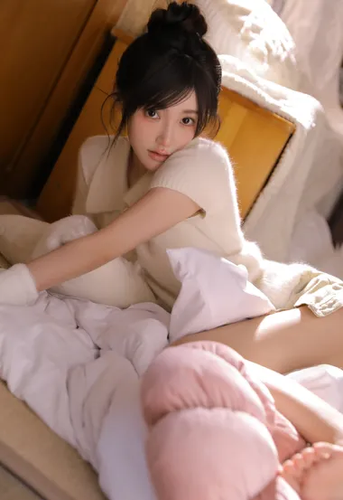 淡淡苹果红小脸蛋可爱美少女充满活力和清新自然的书房写真图片