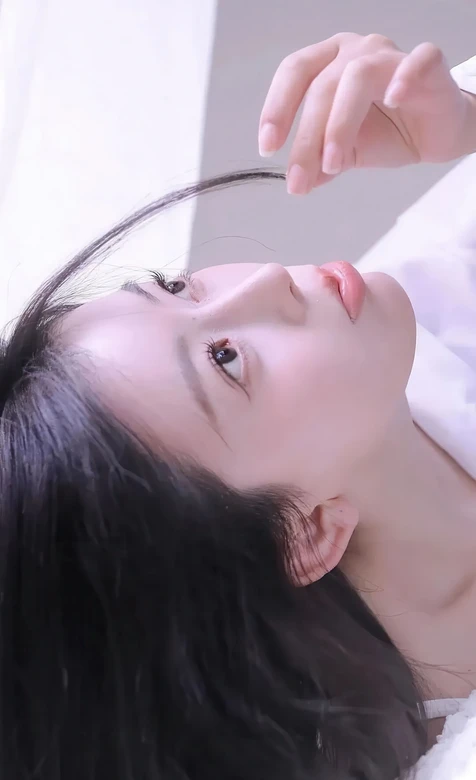 清新氛围感长发女生·唯美仰头 治愈系手机壁纸推荐-iPhone17-1