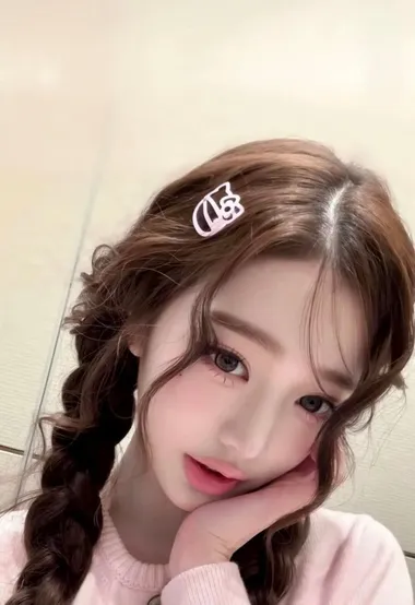 韩系甜妹双麻花辫+卡通发夹 温柔氛围感女生头像参考