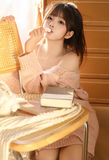 青春元气美少女居家吊带背心搭配白色短裤俏皮可爱写真图集