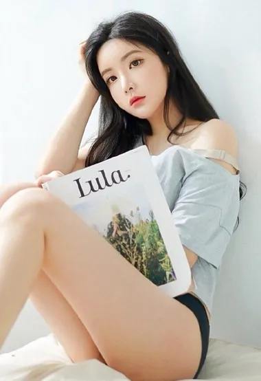 颜值身材超好的美女小姐姐晨读写真，背心搭内衣美腿白皙