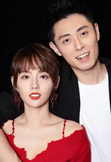 张嘉倪买超夫妇二人同框合照甜蜜写真图片