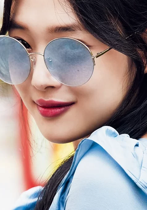 戴着淡蓝色墨镜的亚洲美女高清手机壁纸