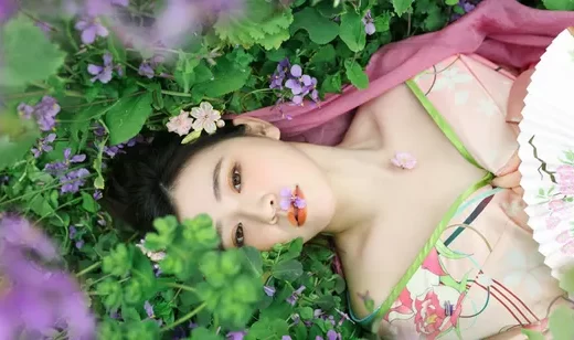 躺在草地上的汉服美女壁纸图片
