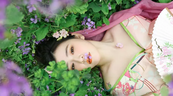 躺在草地上的汉服美女壁纸图片-iPhone17-1