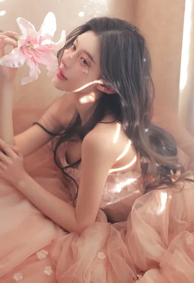 窗边，阳光，百叶窗，高颜值娇俏美女窗边粉色抹胸蓬蓬裙居家温馨柔美写真