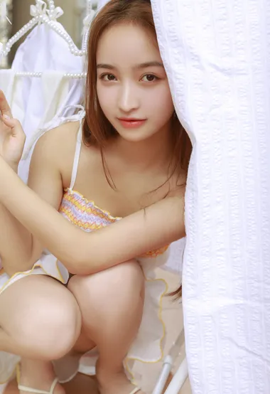 天台有个邻家小妹妹，吊带连衣裙美女阳台晾衣服写真