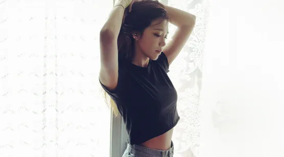 靠着窗双手撩头发的亚洲美女高清电脑壁纸-iPhone17-1