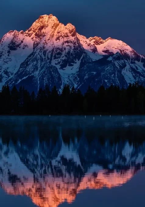 著名旅游景点的雪山倒影在湖泊的手机壁纸