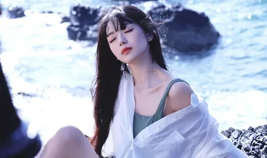田曦薇海边白色衬衫穿搭氛围感写真壁纸图片