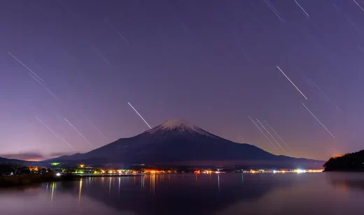 富士山·湖岸星轨夜景 唯美现实风景电脑壁纸