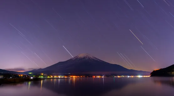 富士山·湖岸星轨夜景 唯美现实风景电脑壁纸-iPhone17-1