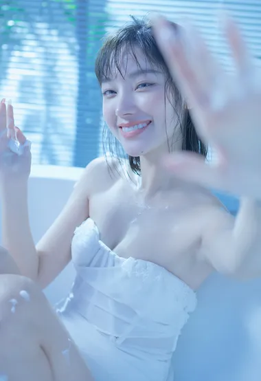 泡泡浴人像，笑容灿烂的人像周沐也白色泳装照穿搭浴缸泡澡超高清写真大图-iPhone17-1