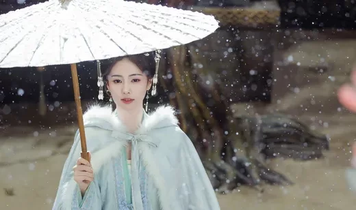 愿尔明月长随，清风常伴，演员白鹿一袭古装貂绒长裙手拿白伞下雪天户外写