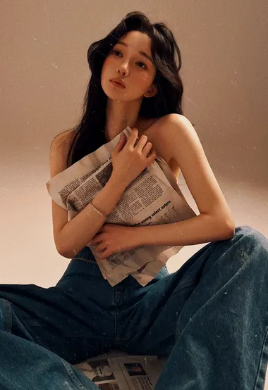 抱着报纸的裸身牛仔裤美女写真，顶级辣妹 诠释另类时尚胶感大片