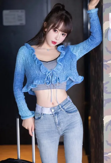 身姿苗条，美腿修长的牛仔裤美女蓝色上衣紧身裤穿搭电竞房迷人写真图片