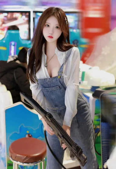 电玩城偶遇的漂亮白皙可人长发美女，搭配吊带连体牛仔裤，商场里最靓丽迷