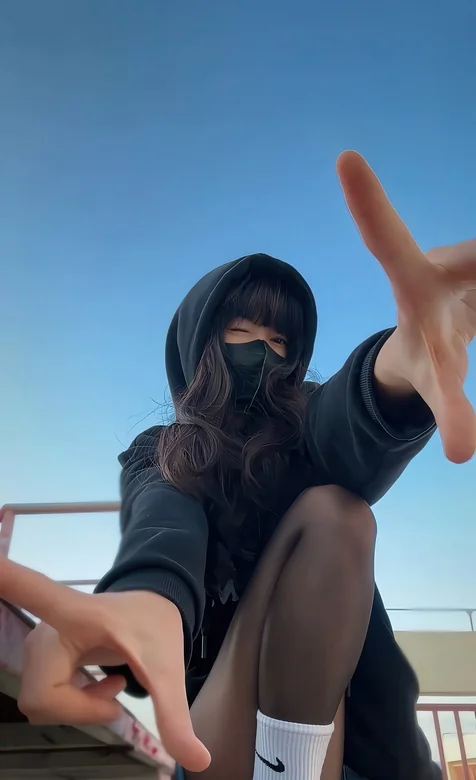 穿着卫衣牛仔短裤丝袜的个性女生手机壁纸图片-iPhone17-1