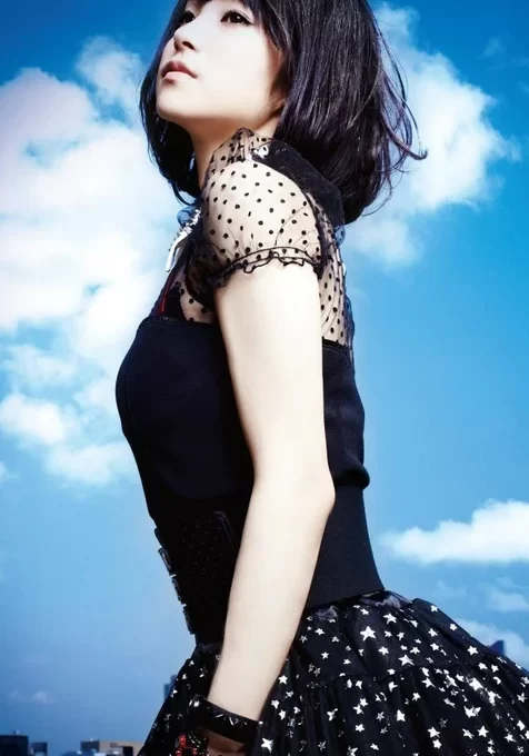 蓝色天空下的小清新短发美女手机壁纸