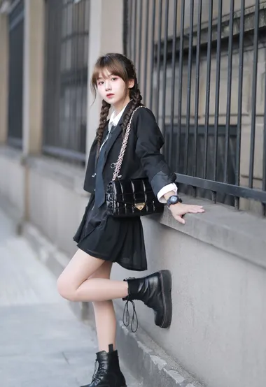 酷酷的双麻花辫黑衣短裙美少女街拍写真图片