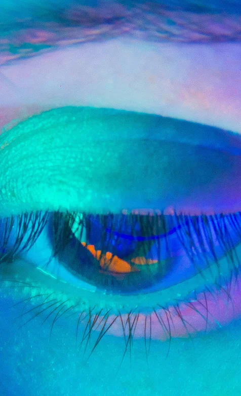 美女彩绘眼妆个性大屏手机壁纸-iPhone17-1
