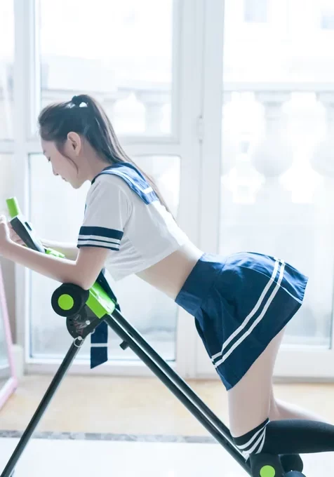 校服装长发学生妹健身房的高清手机背景图片