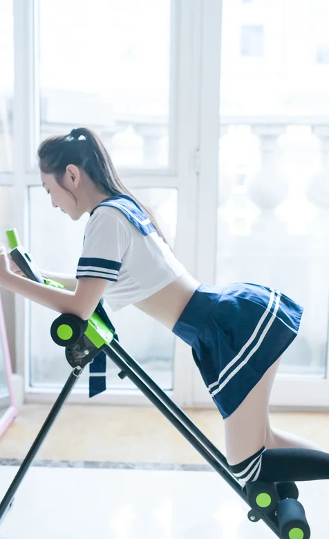校服装长发学生妹健身房的高清手机背景图片-iPhone17-1