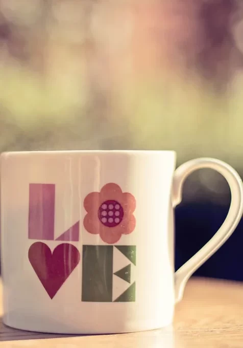 印制LOVE字母的唯美陶瓷杯手机桌面