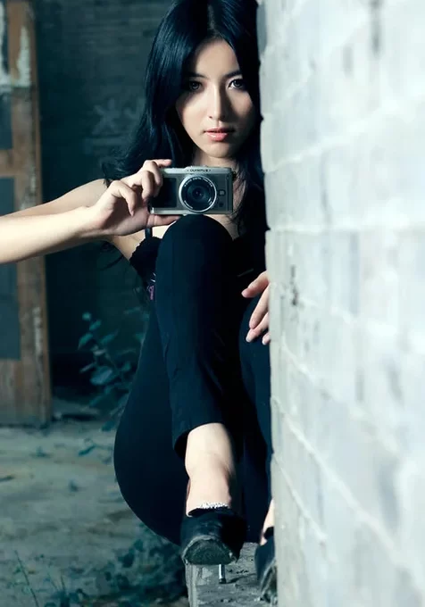 手拿相机的长发美女手机壁纸