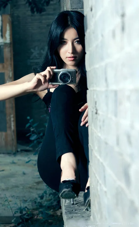 手拿相机的长发美女手机壁纸-iPhone17-1