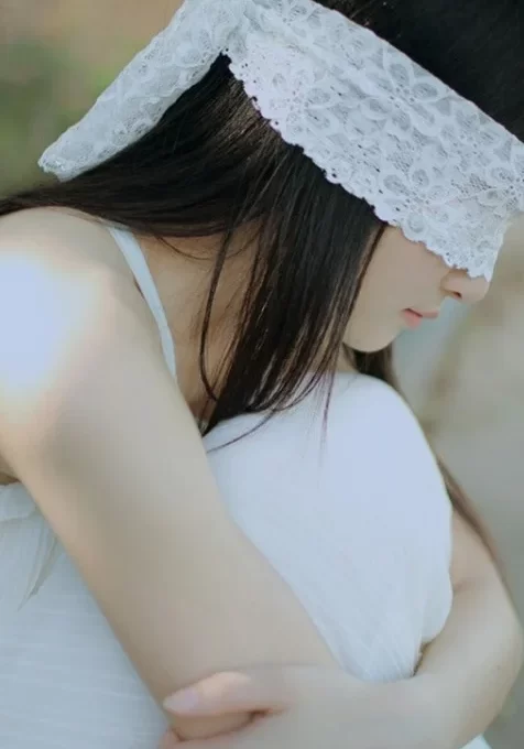 白色长裙女孩意境写真手机壁纸