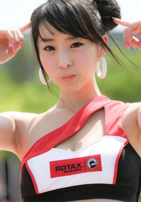 留着春丽发型的超级可爱美女车模手机壁纸