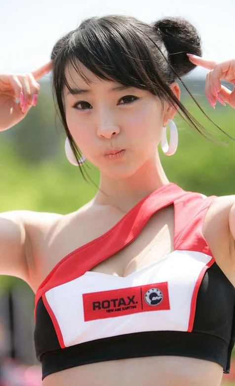 留着春丽发型的超级可爱美女车模手机壁纸-iPhone17-1