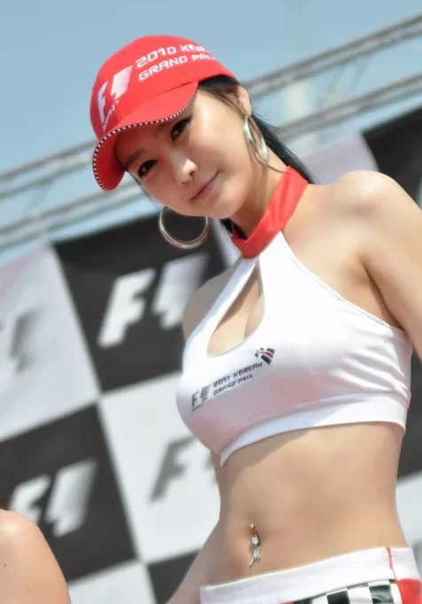 美女车模带着红色棒球帽在F1赛场上手机壁纸