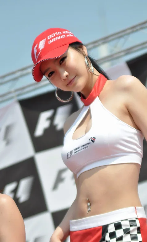 美女车模带着红色棒球帽在F1赛场上手机壁纸-iPhone17-1