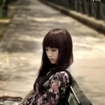 公园长椅上的的美女