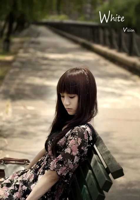 公园长椅上的的美女