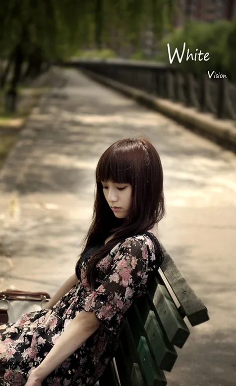 公园长椅上的的美女-iPhone17-1